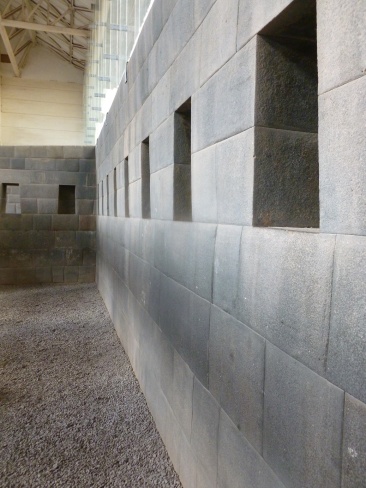 25. Vestiges du temple, les murs sont on ne peut plus lisses, signe de la noblesse qui occupait les lieux